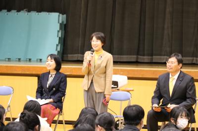 生徒からの質問に答える大林裕子議員写真