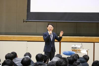 生徒からの質問に答える松本隆志議員写真