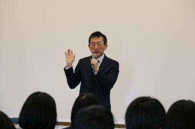 生徒からの質問に答える酒井宏明議員写真