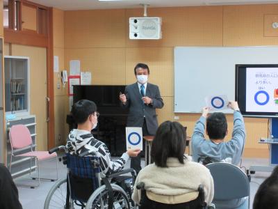 ○×（まるばつ）クイズに答える生徒の様子写真