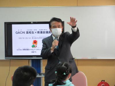 生徒の質問に答える追川徳信議員写真