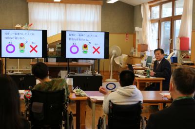 ○×（まるばつ）クイズに答える生徒の様子写真