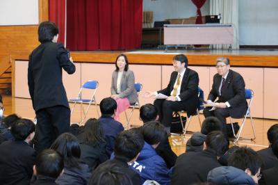 生徒からの質問を聞く議員の様子写真