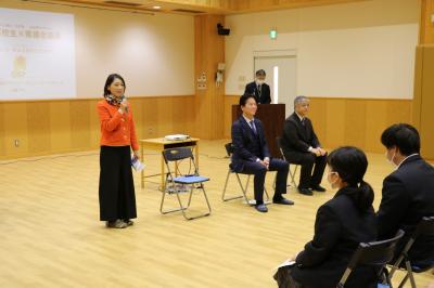 あいさつをする鈴木敦子議員写真