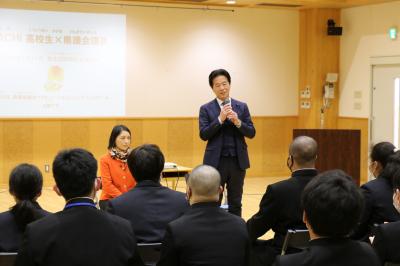 生徒からの質問に答える矢野英司議員写真