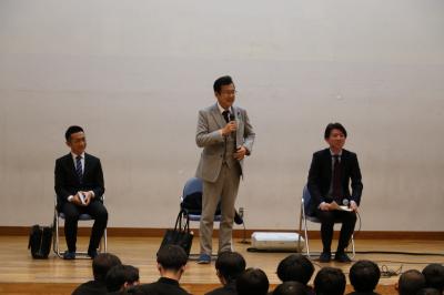 生徒からの質問に答える大和勲議員写真