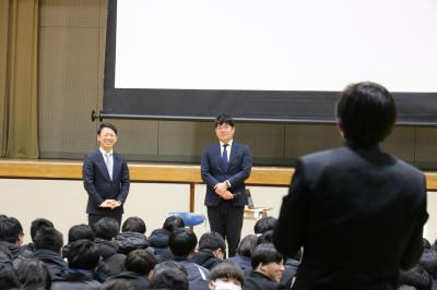 生徒からの質問を聞く議員の様子写真