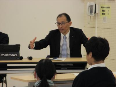 生徒からの質問に答える水野俊雄議員写真