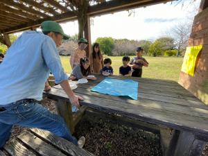 ネイチャーゲームを楽しんでいる場面