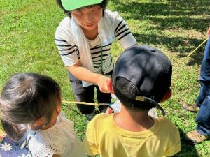 子どもたちに虫取りをレクチャー