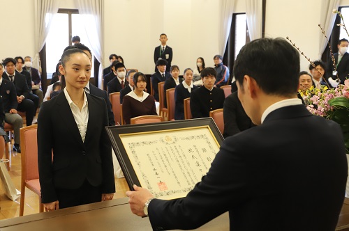 賞状を渡す山本知事