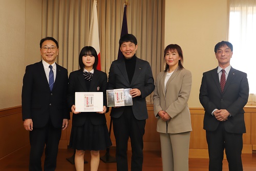 記念写真撮影に臨む山本知事