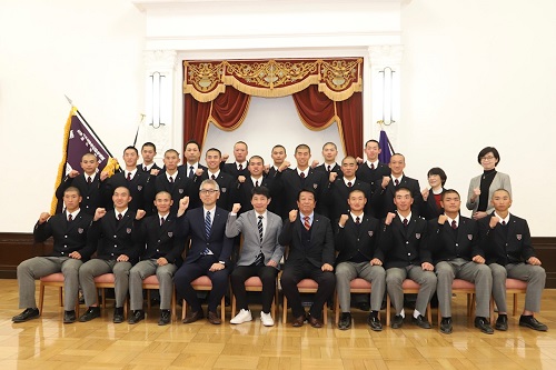 記念写真撮影に臨む山本知事