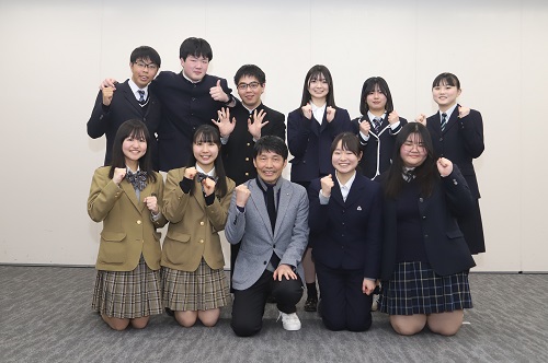 記念写真撮影に臨む山本知事