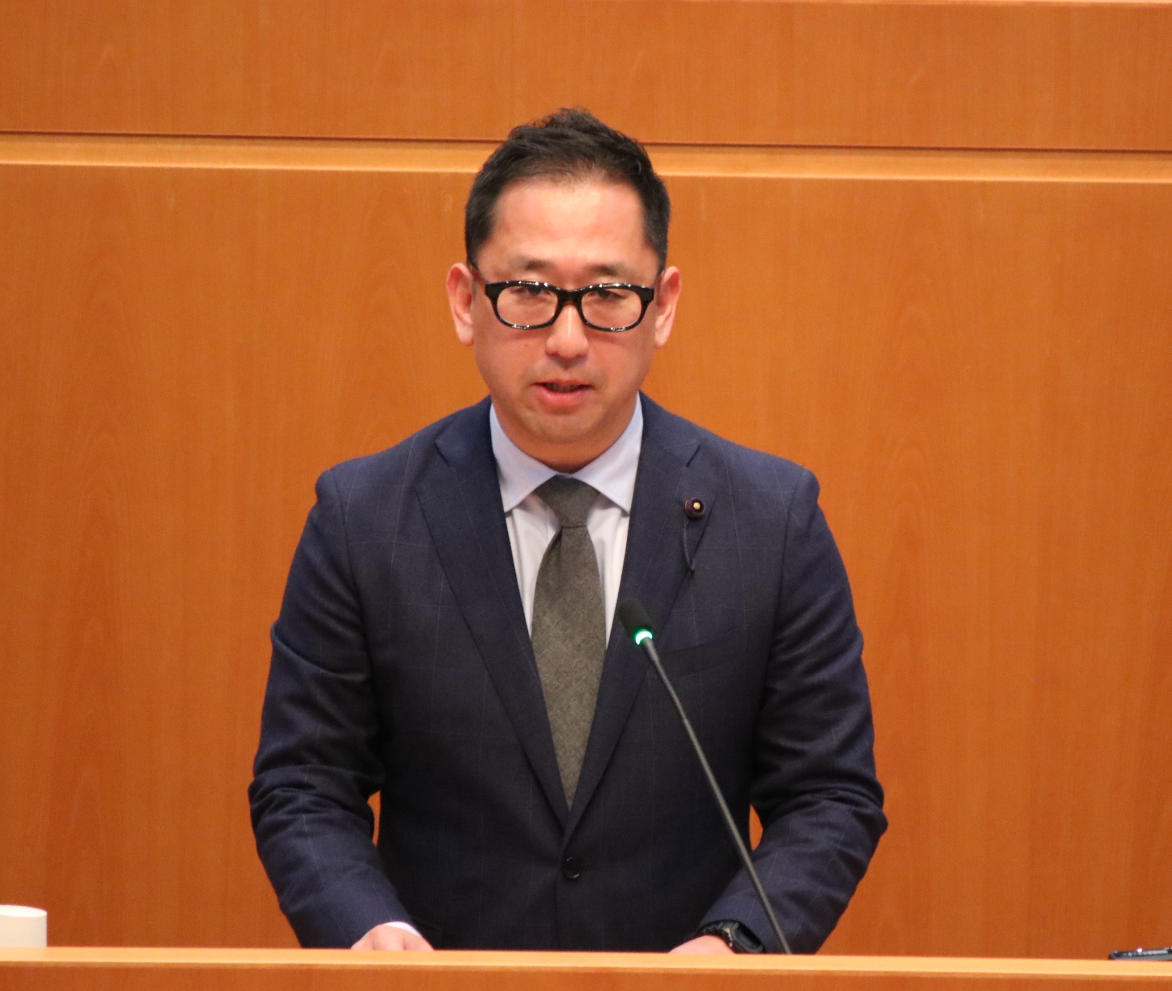 秋山委員長の画像