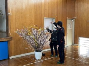 花を生けている画像