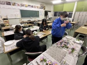 コサージュを作っている画像