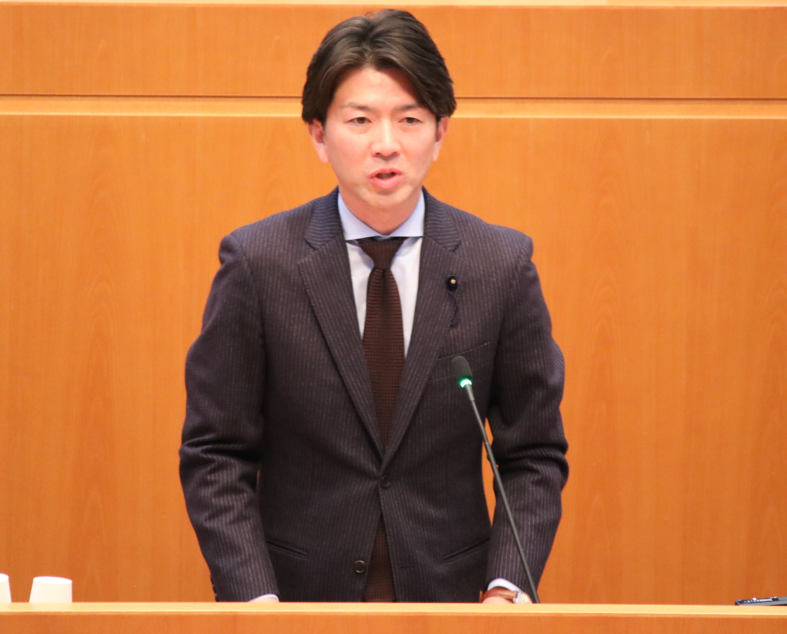 亀山委員長の画像