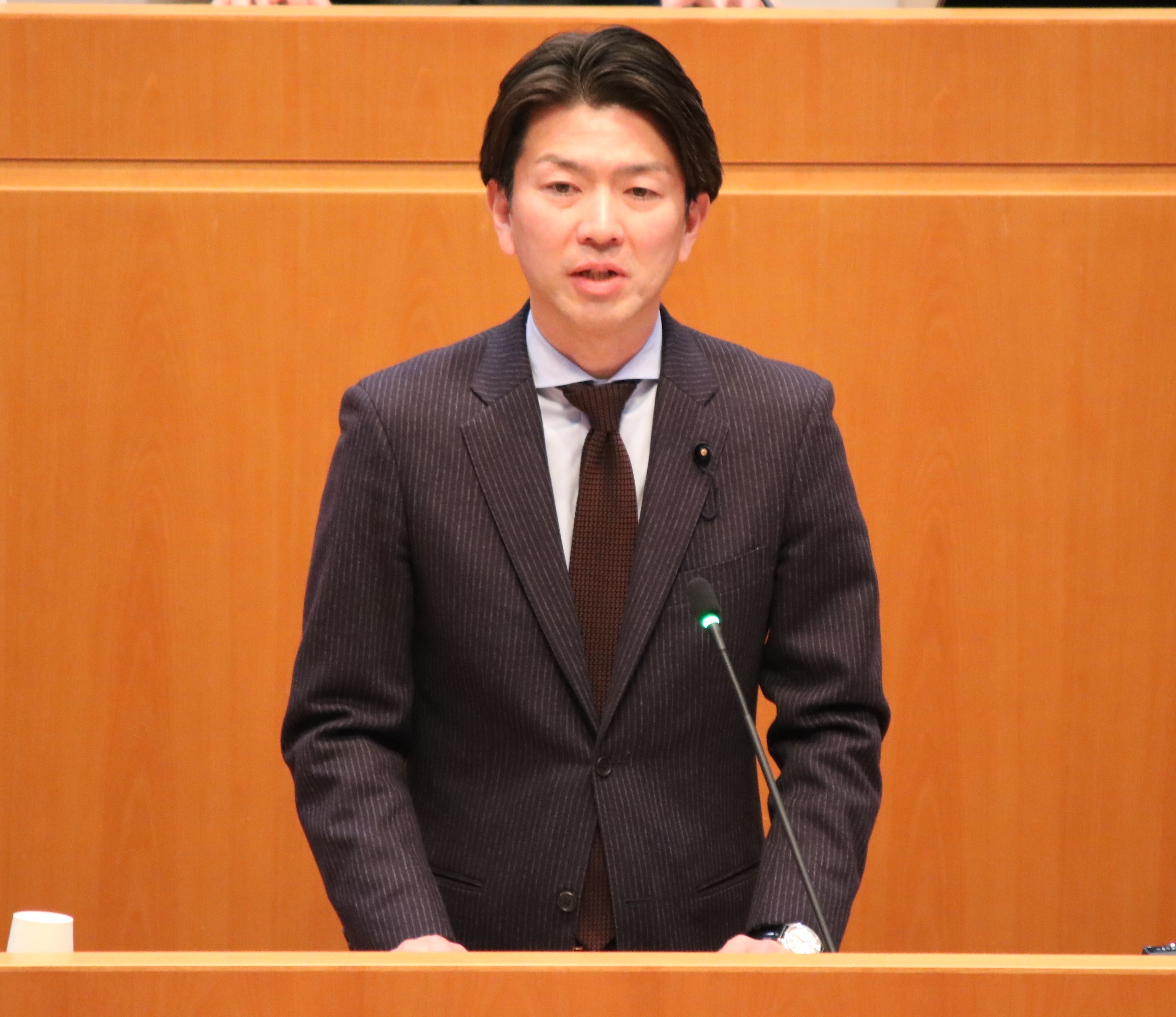 亀山委員長の画像