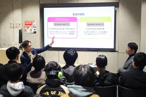 写真：内山社長と山本知事の対談の様子