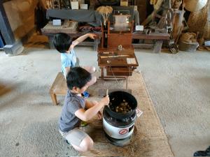 座繰り体験の様子