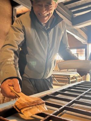 かやぶき民家の障子貼り