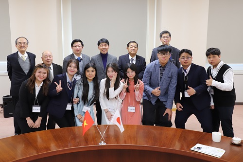 写真：山本知事とベトナム青少年代表団の皆さん