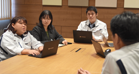 日本人社員と出向者で会議をしている様子の写真