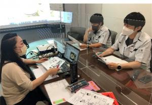 日本語学校の講師による日本語教室を受講している様子の写真