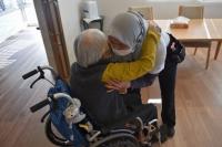 介護をしている様子１の写真