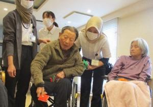 介護をしている様子２の写真