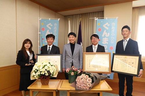 写真：記念撮影する出席者