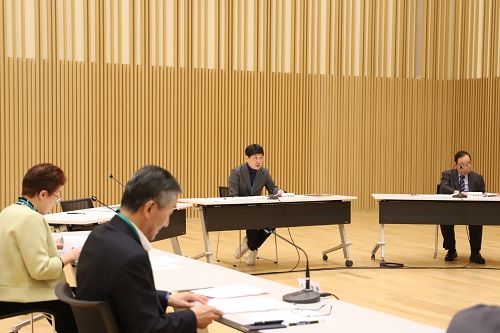 写真：議事進行する山本知事