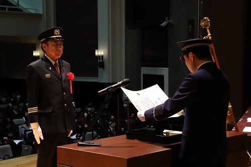 表彰をする山本知事