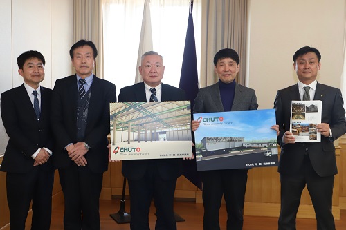 記念写真撮影に臨む山本知事