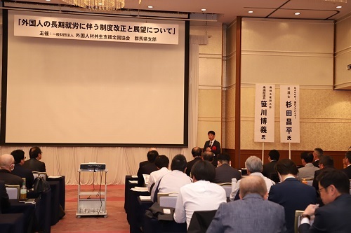 写真：挨拶する山本知事