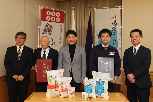 写真：記念撮影する出席者