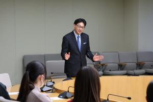 あいさつする須藤議長の写真