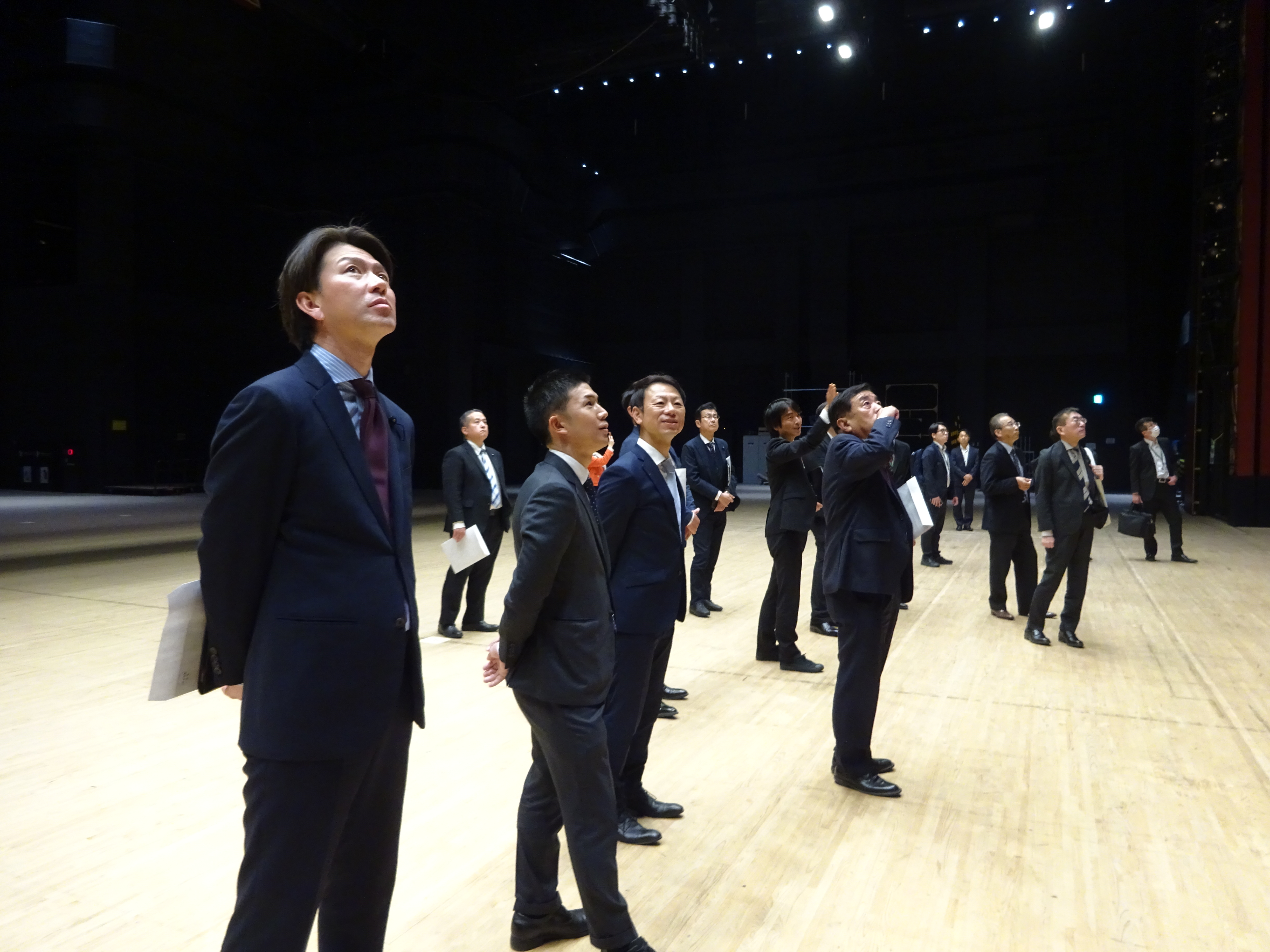 説明を受けている写真