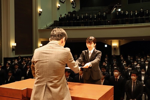 写真：辞令を交付する山本知事