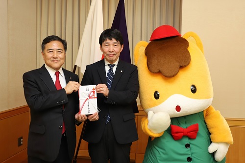 写真：記念撮影する出席者