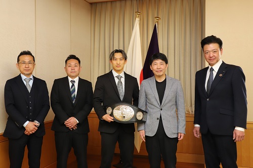 写真：記念撮影する出席者