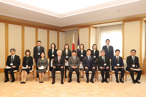 記念写真撮影に臨む山本知事