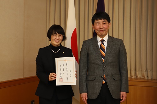 記念写真撮影に臨む山本知事