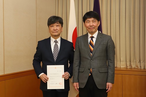 記念写真撮影に臨む山本知事