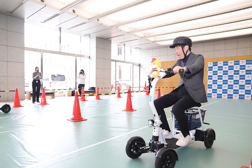 体験をする山本知事