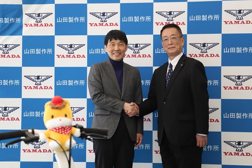 記念写真撮影に臨む山本知事