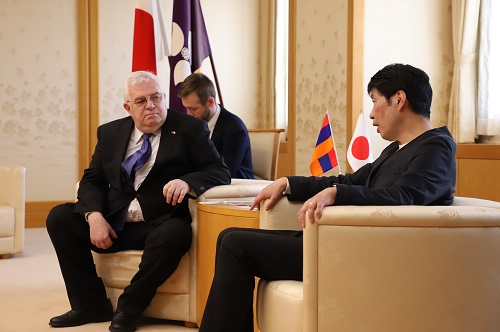 対談をする山本知事