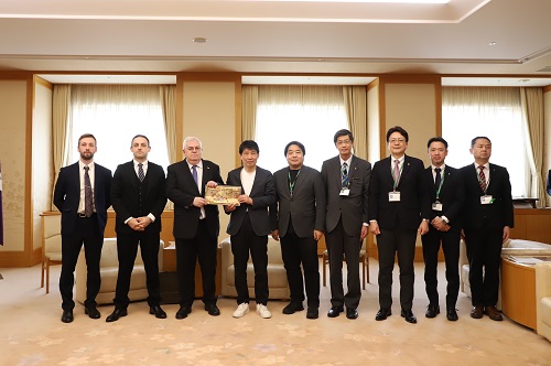 記念写真撮影に臨む山本知事