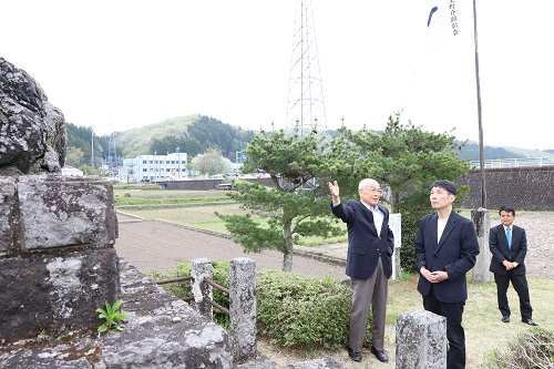 視察をする山本知事